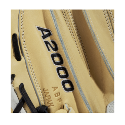 Wilson A2000 CM33 (C) 33 Blonde/Blonde/Black Catchers Mitt 3 Wilson A2000 CM33 (C) 33 Blonde/Blonde/Black Catchers Mitt -Wilson Shop wilson wilson a2000 cm33 c 33 blonde blonde black 3